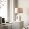 Ada – Elegant bordslampa i keramik, vit