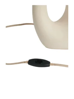 Ada – Elegant bordslampa i keramik, vit