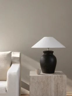 Berit – Bordslampa i terracotta, Black eller Light Grey