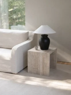 Berit – Bordslampa i terracotta, Black eller Light Grey