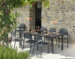 Bora karmstol utomhus