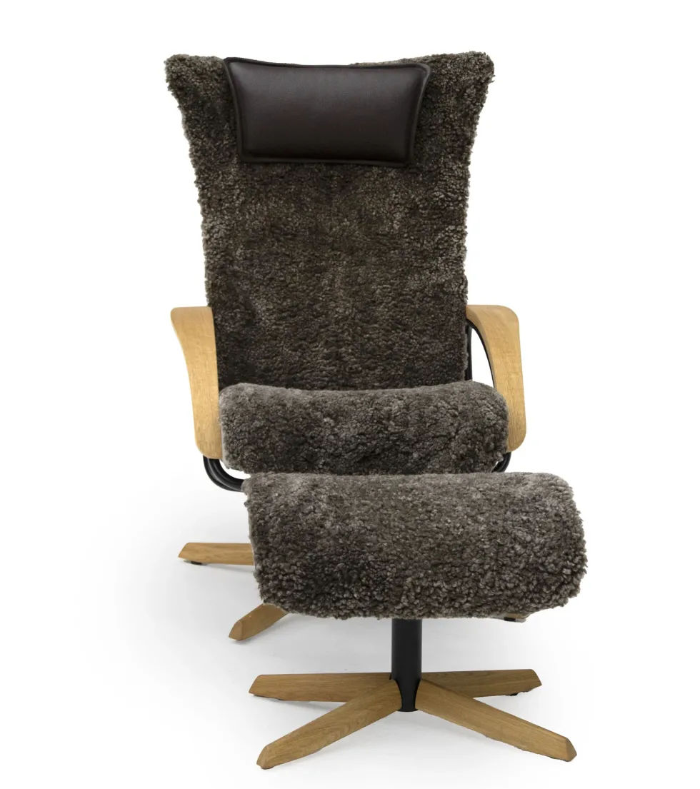 DELTA JIVE WOOD fåtölj med pall i fårskinn Scandinavian Brown