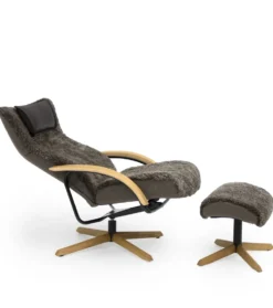 DELTA JIVE WOOD fåtölj med pall i fårskinn Scandinavian Brown