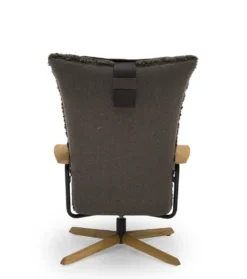 DELTA JIVE WOOD fåtölj med pall i fårskinn Scandinavian Brown