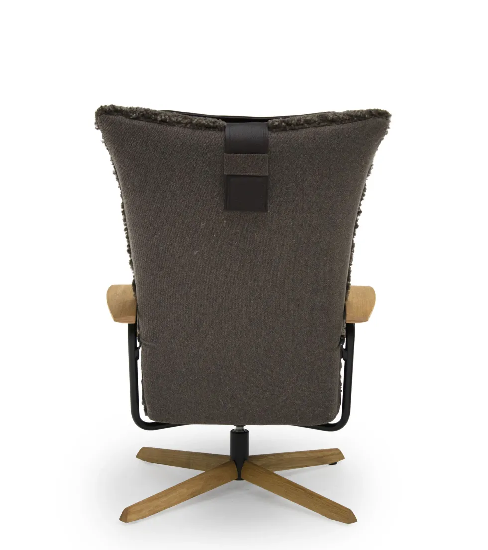 DELTA JIVE WOOD fåtölj med pall i fårskinn Scandinavian Brown