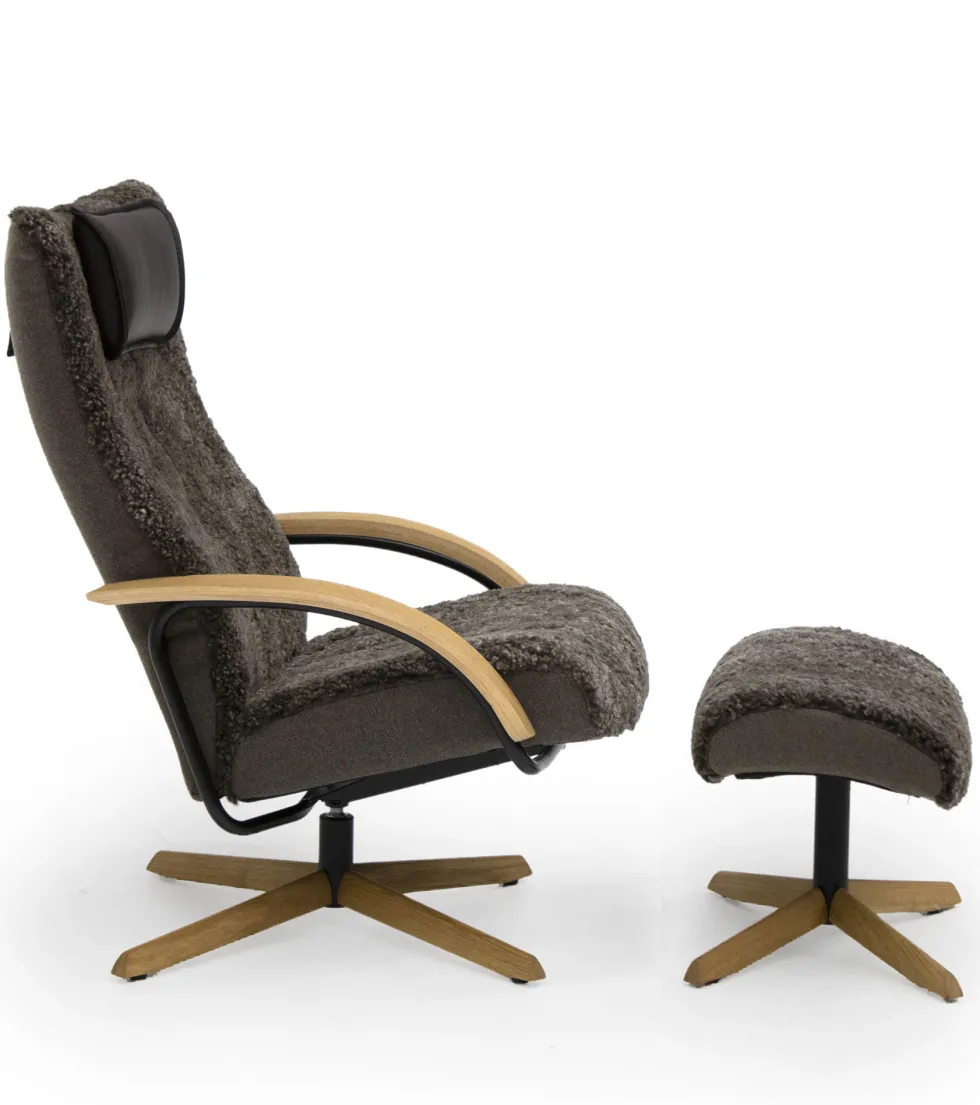 DELTA JIVE WOOD fåtölj med pall i fårskinn Scandinavian Brown