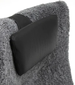 Ekenäs 2.0 fåtölj med pall i fårskinn Grey