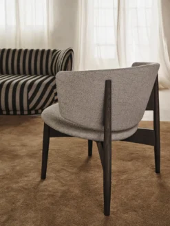 Herman Lounge Wo Boucle – Mörkbetsad bok/sand Stol