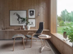 Lamino fåtölj i oljad ek med fårskinn