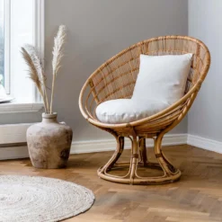 Luna chair exterior