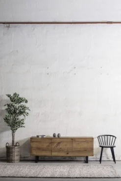 NARVIK sideboard oljad vildek, svart metallunderrede