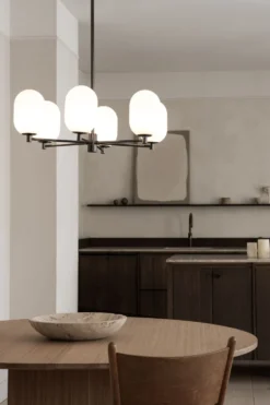 Noor Chandelier – Takkrona med munblåst glas och svart krom