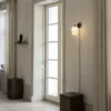 Noor Wall – Vägglampa i munblåst glas och svart krom