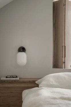 Noor Wall – Vägglampa i munblåst glas och svart krom