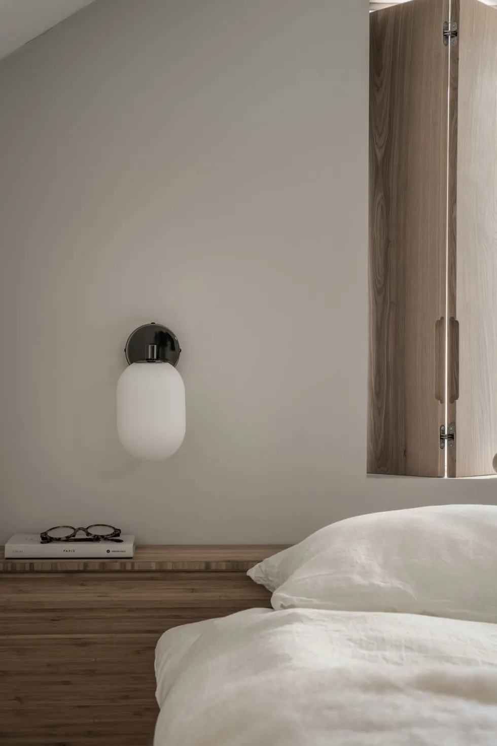 Noor Wall – Vägglampa i munblåst glas och svart krom