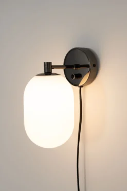 Noor Wall – Vägglampa i munblåst glas och svart krom