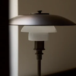 PH 3/2 bordslampa i åldrad mässing och opalglas