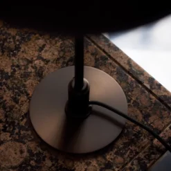 PH 3/2 bordslampa i åldrad mässing och opalglas