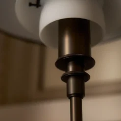 PH 3/2 bordslampa i åldrad mässing och opalglas