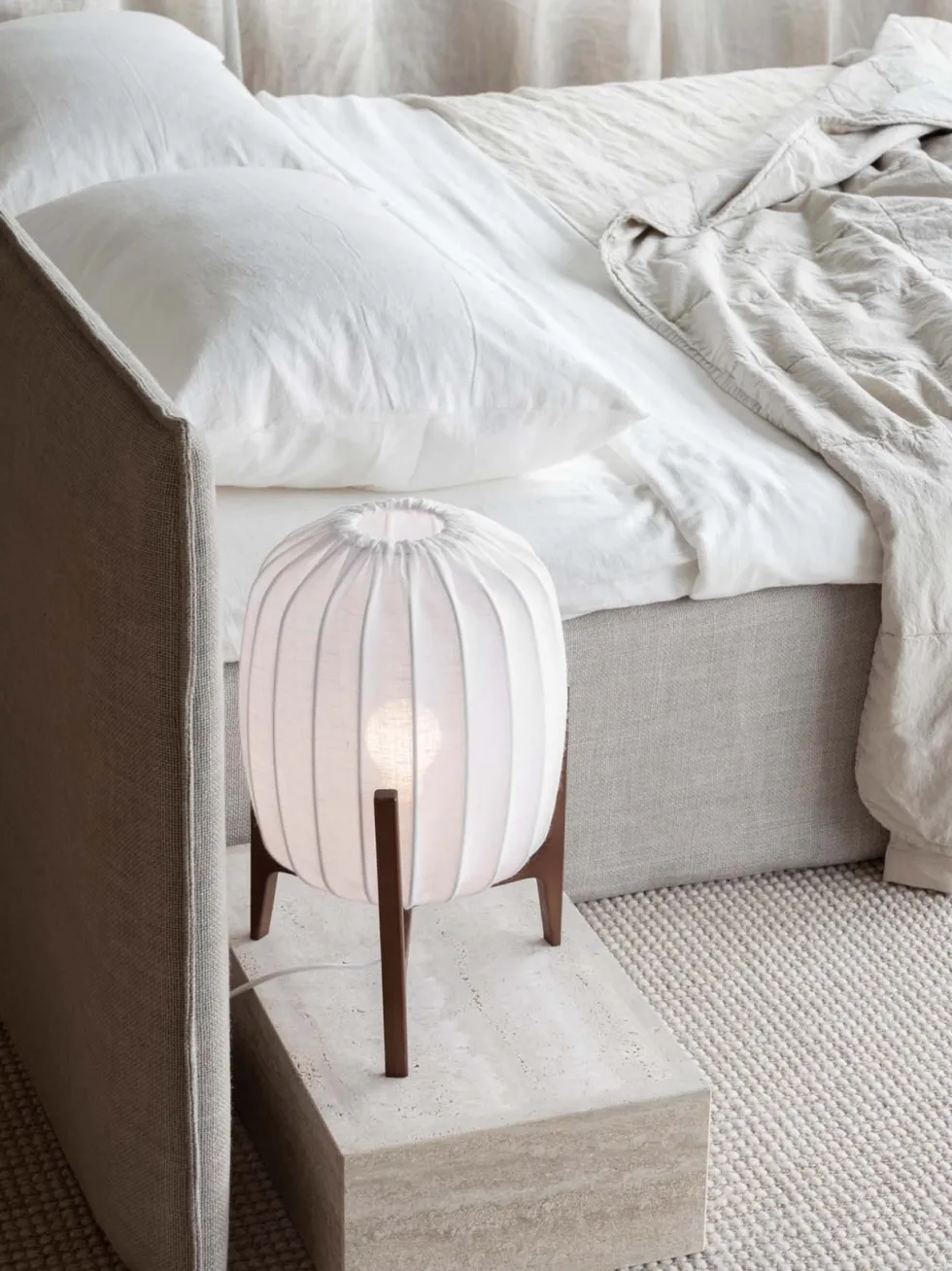 Prisma Table – Bordslampa i trä och linne, flera färger