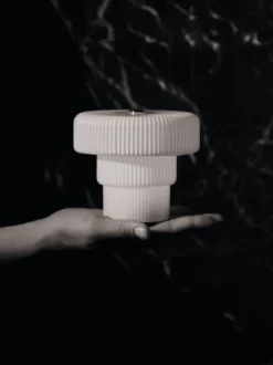 Ripple Portable Lamp White – Bärbar Bordslampa i Munblåst Glas