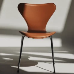 Sjuan 3107 stol framsidesklädd Essential läder