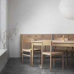 Volt vitrinskåp lågt beige