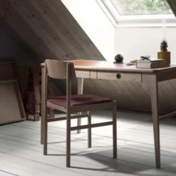 Volt vitrinskåp lågt beige