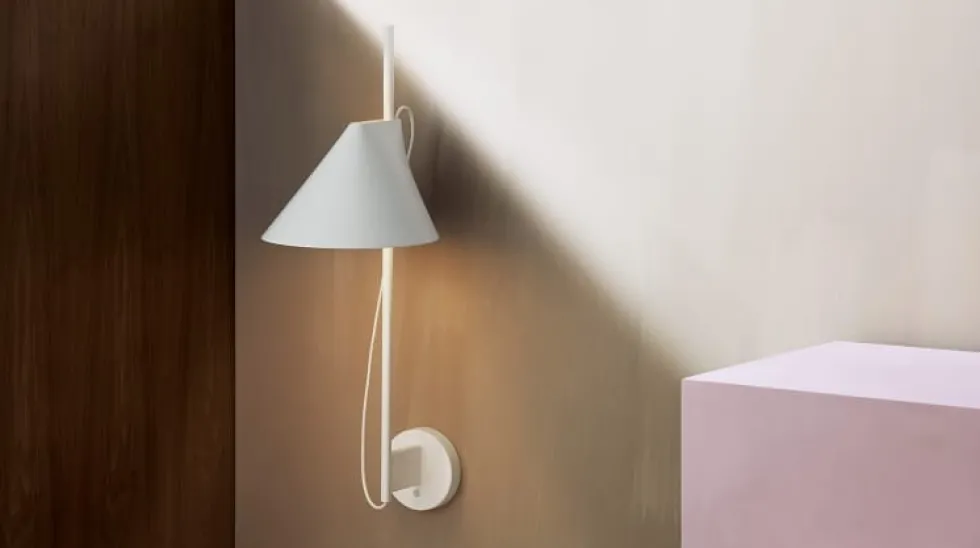 Yuh vägglampa
